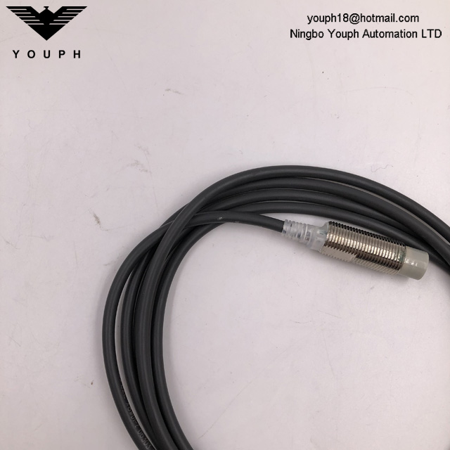 OMRON E2E-X8MD1-Z E2E NEXT Series DC Power Proximity Sensor