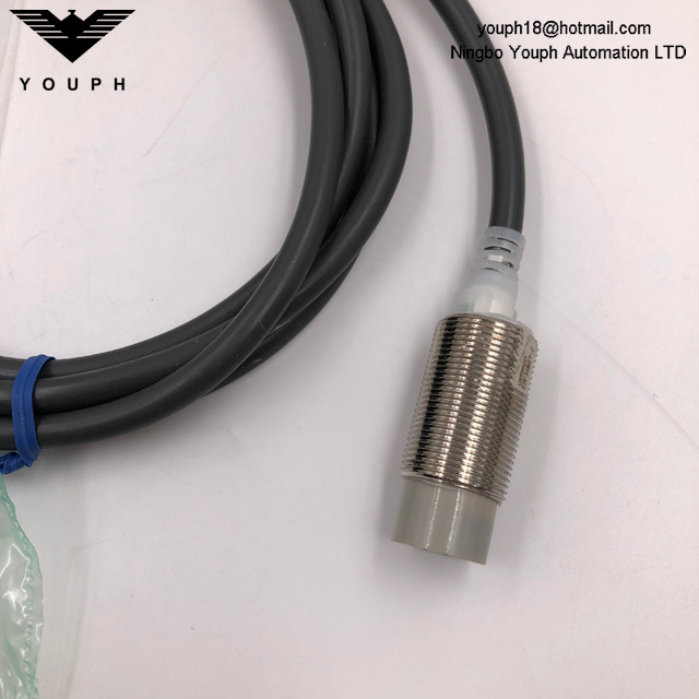 OMRON E2E-X10ME1-Z E2E NEXT Series DC Power Proximity Sensor