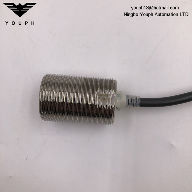 OMRON E2E-X10D1-N-Z E2E NEXT Series DC Power Proximity Sensor