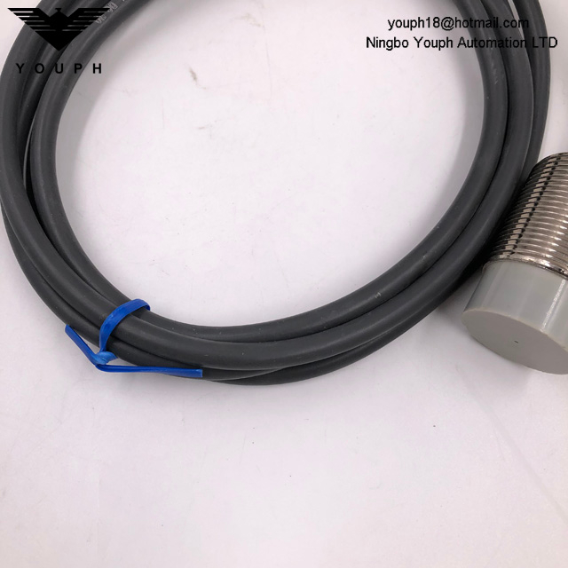 OMRON E2E-X18MF1-Z E2E NEXT Series DC Power Proximity Sensor