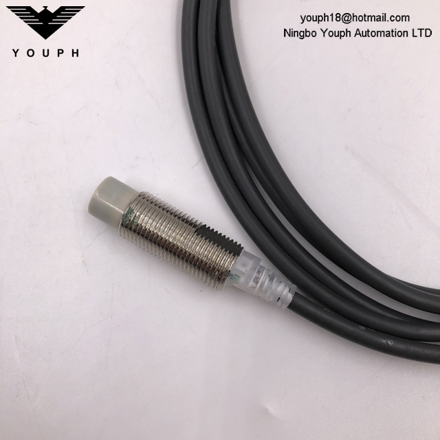 OMRON E2E-X8MD1-Z E2E NEXT Series DC Power Proximity Sensor