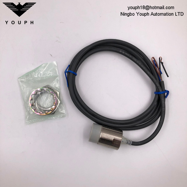 OMRON E2E-X18MF1-Z E2E NEXT Series DC Power Proximity Sensor